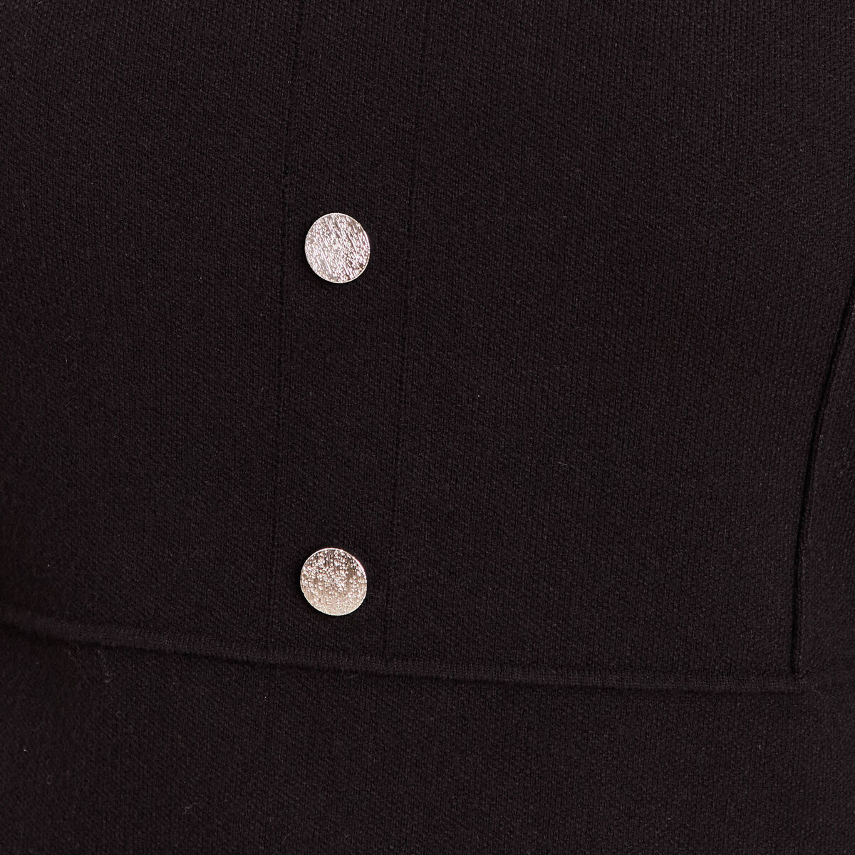 Robe courte &eacute;vas&eacute;e col v sans manches noir femme
