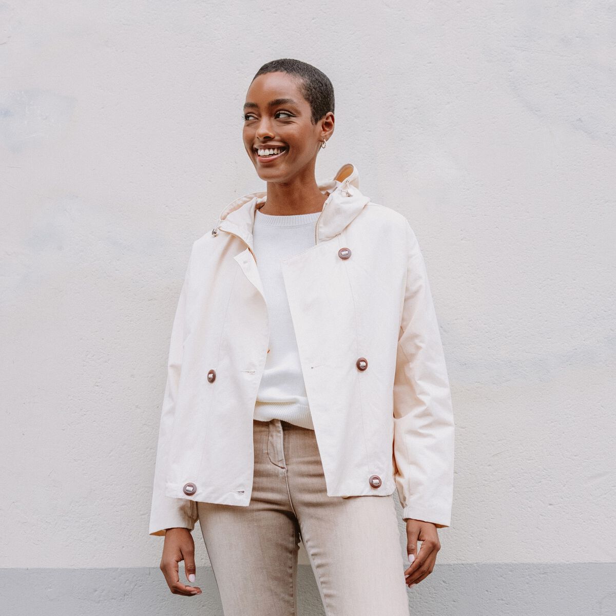 Trench droit court &agrave; capuche doubl&eacute; ivoire femme