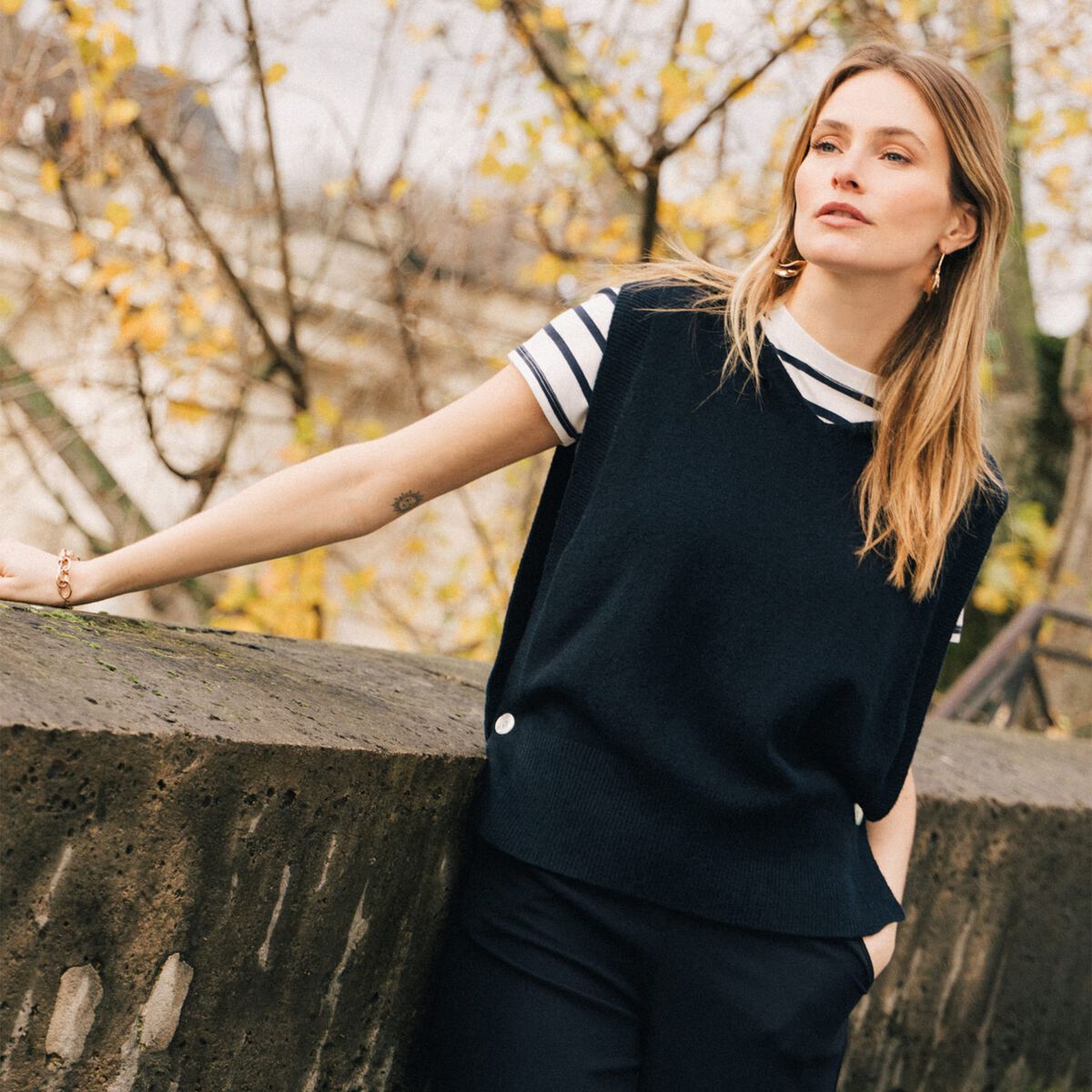 Pull sans manches à capuche bleu foncé femme