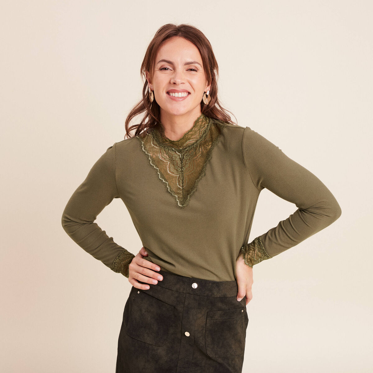 T-shirt cintr&eacute; col montant dentelle vert kaki femme