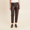 Pantalon coupe mom simili cuir marron fonc&eacute; femme