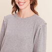 T-shirt doux avec bijoux gris fonc&eacute; femme