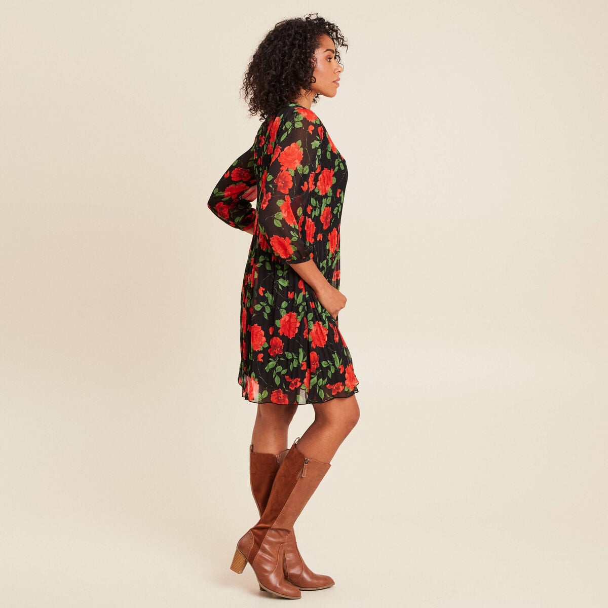 Robe courte &eacute;vas&eacute;e pliss&eacute;e manches 3/4 rouge femme