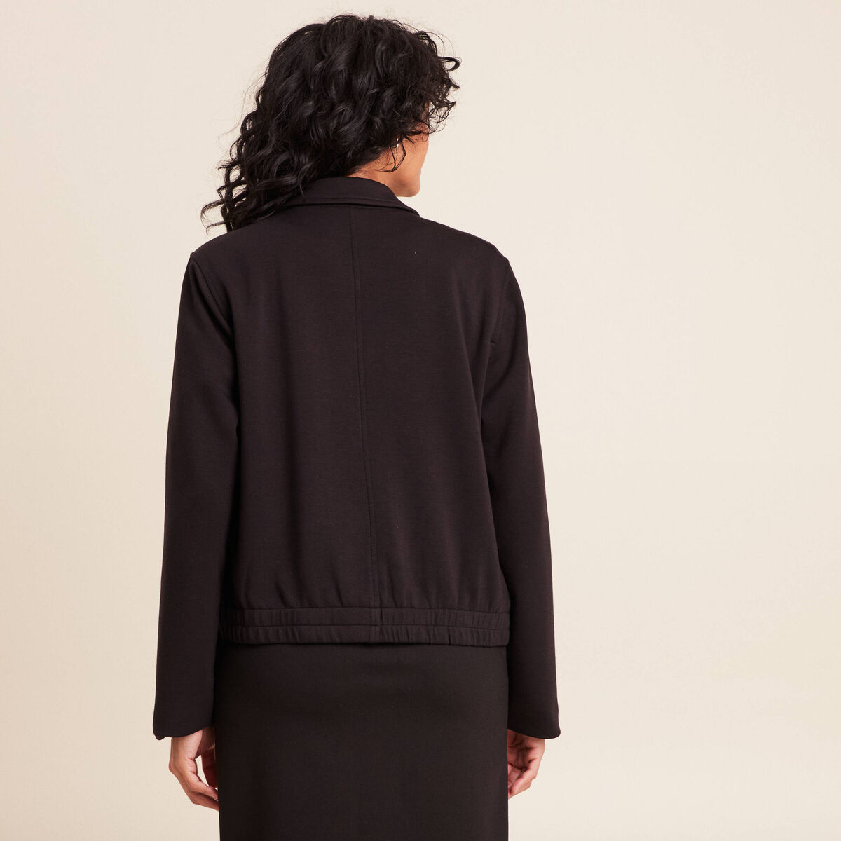 Veste bas resserr&eacute; manches longues noir femme
