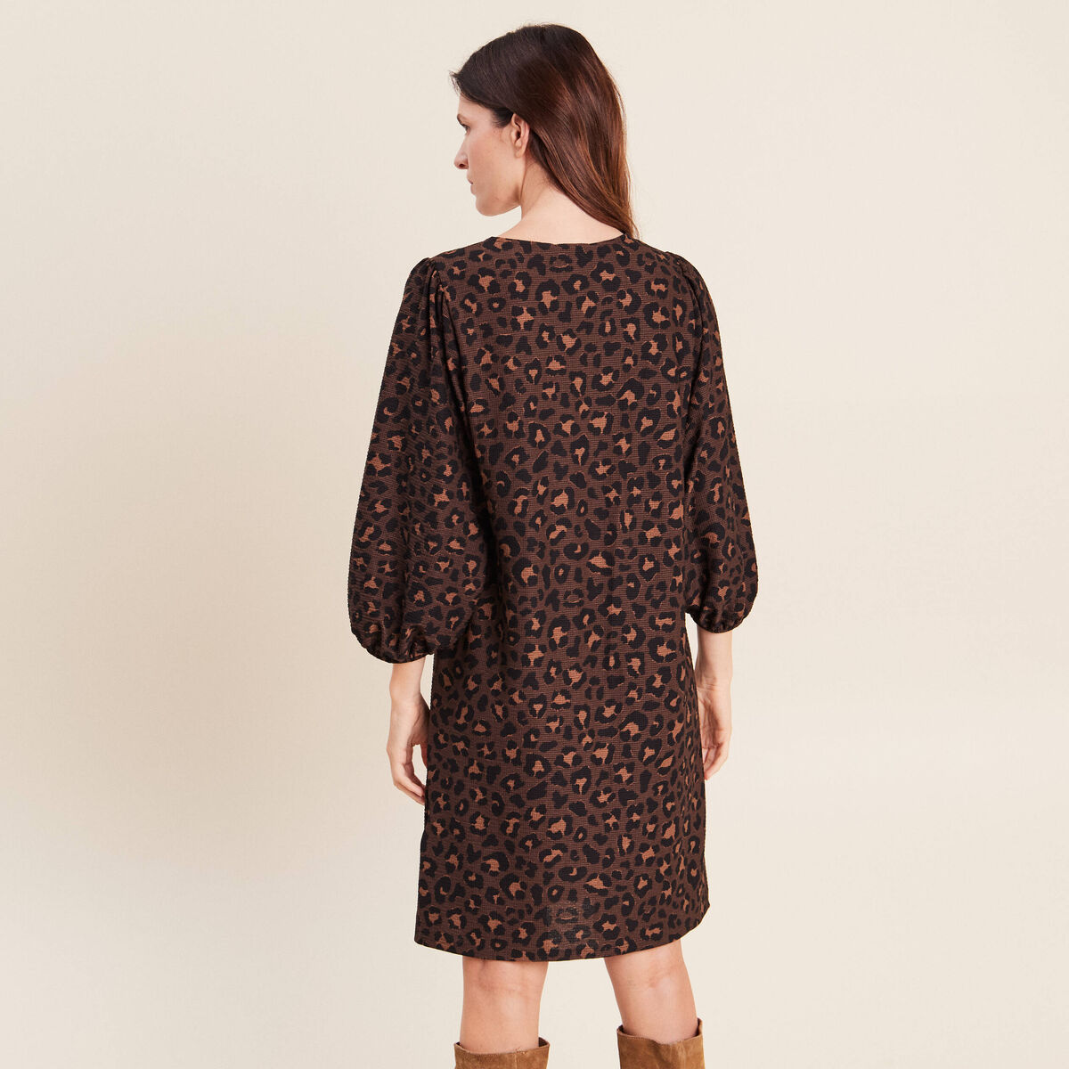 Robe courte &eacute;vas&eacute;e col v manches 3/4 marron femme