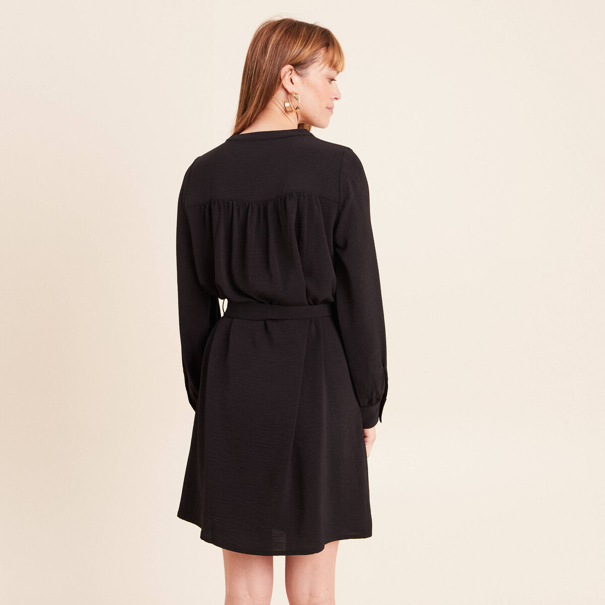 Robe droite courte col v manches longues noir femme