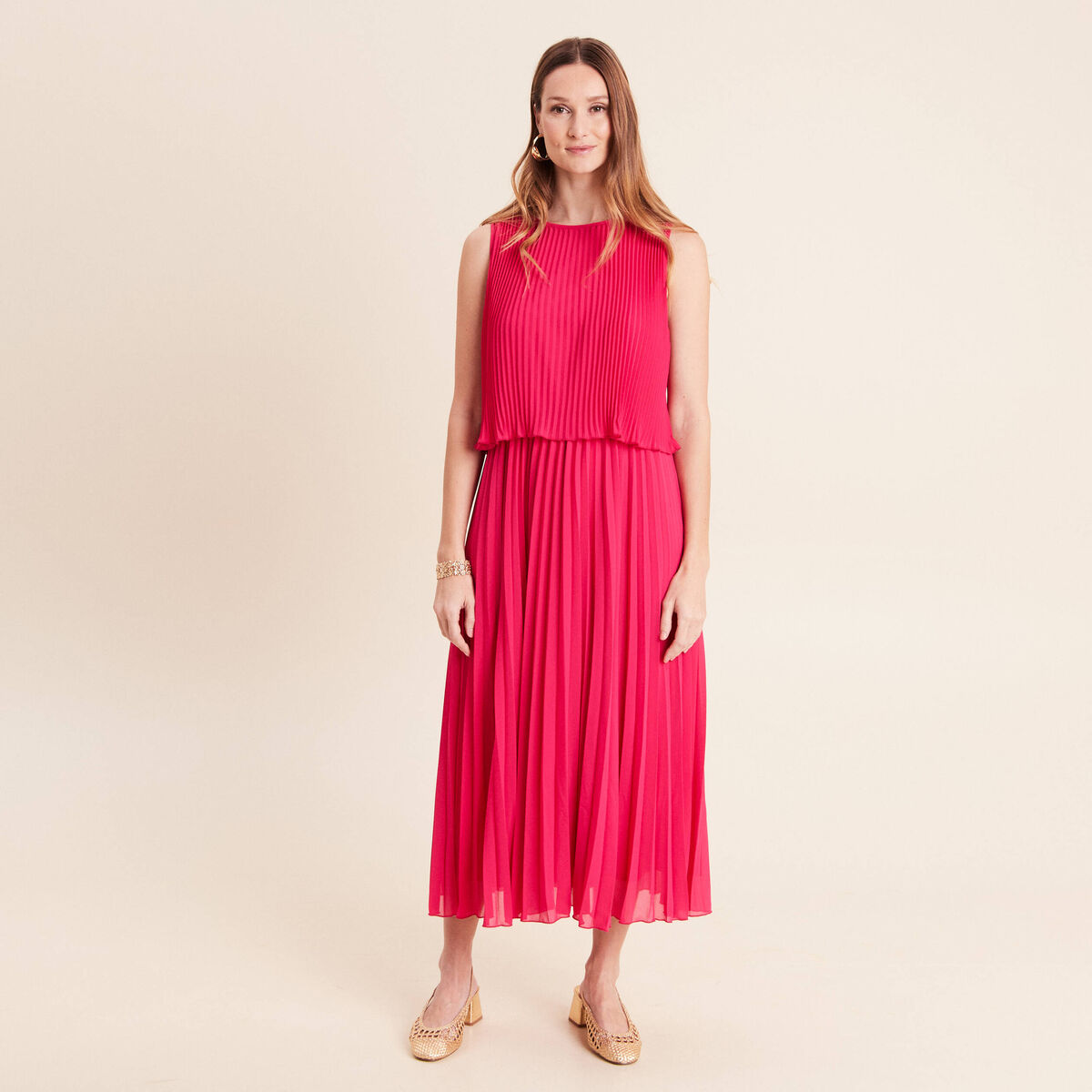 Robe longue &eacute;vas&eacute;e pliss&eacute;e sans manches rose fushia femme