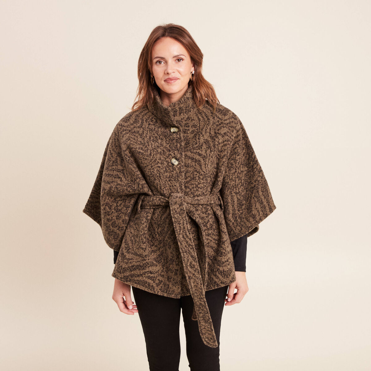 Poncho ceintur&eacute; en polyester recycl&eacute; camel femme