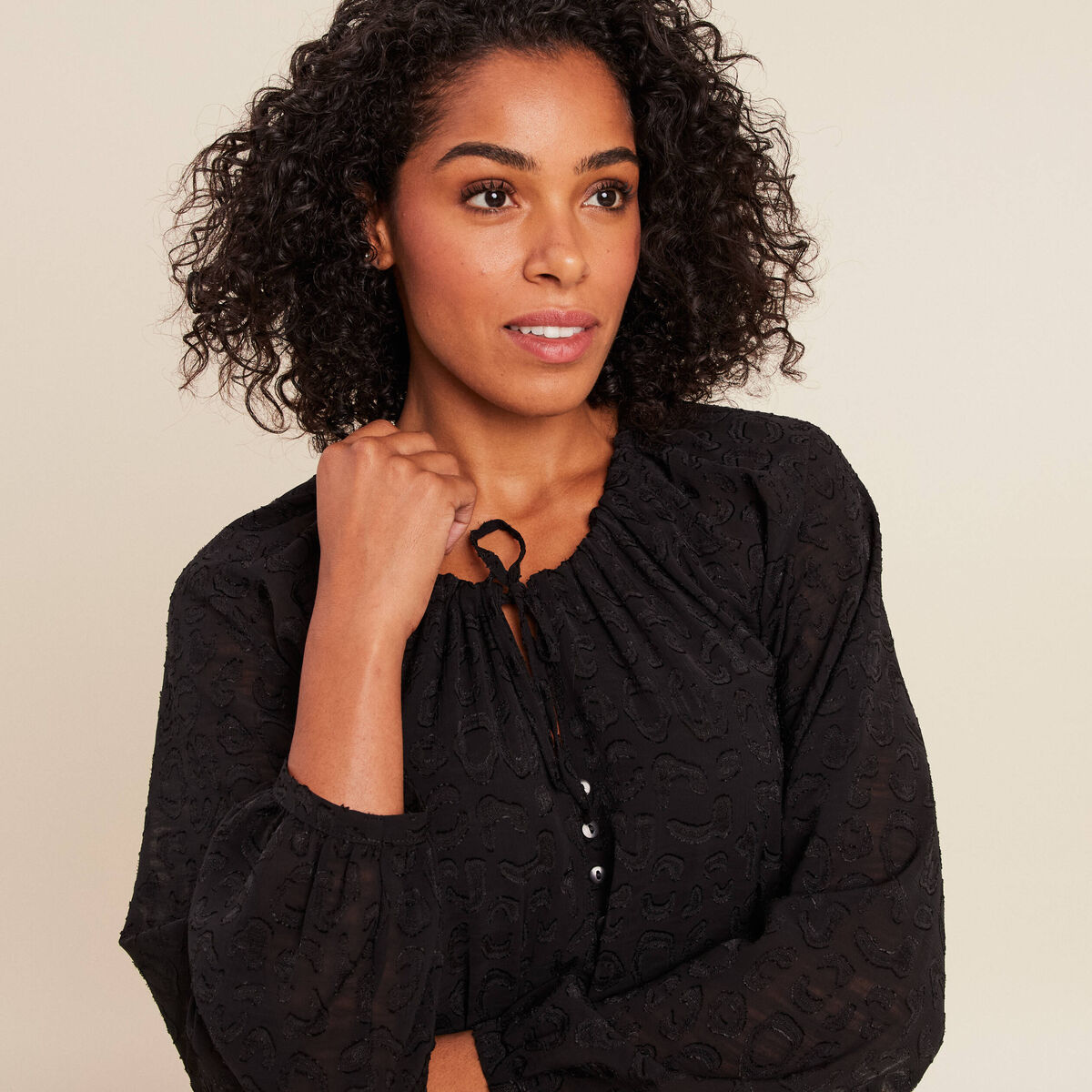 Robe courte &eacute;vas&eacute;e col v manches longues noir femme