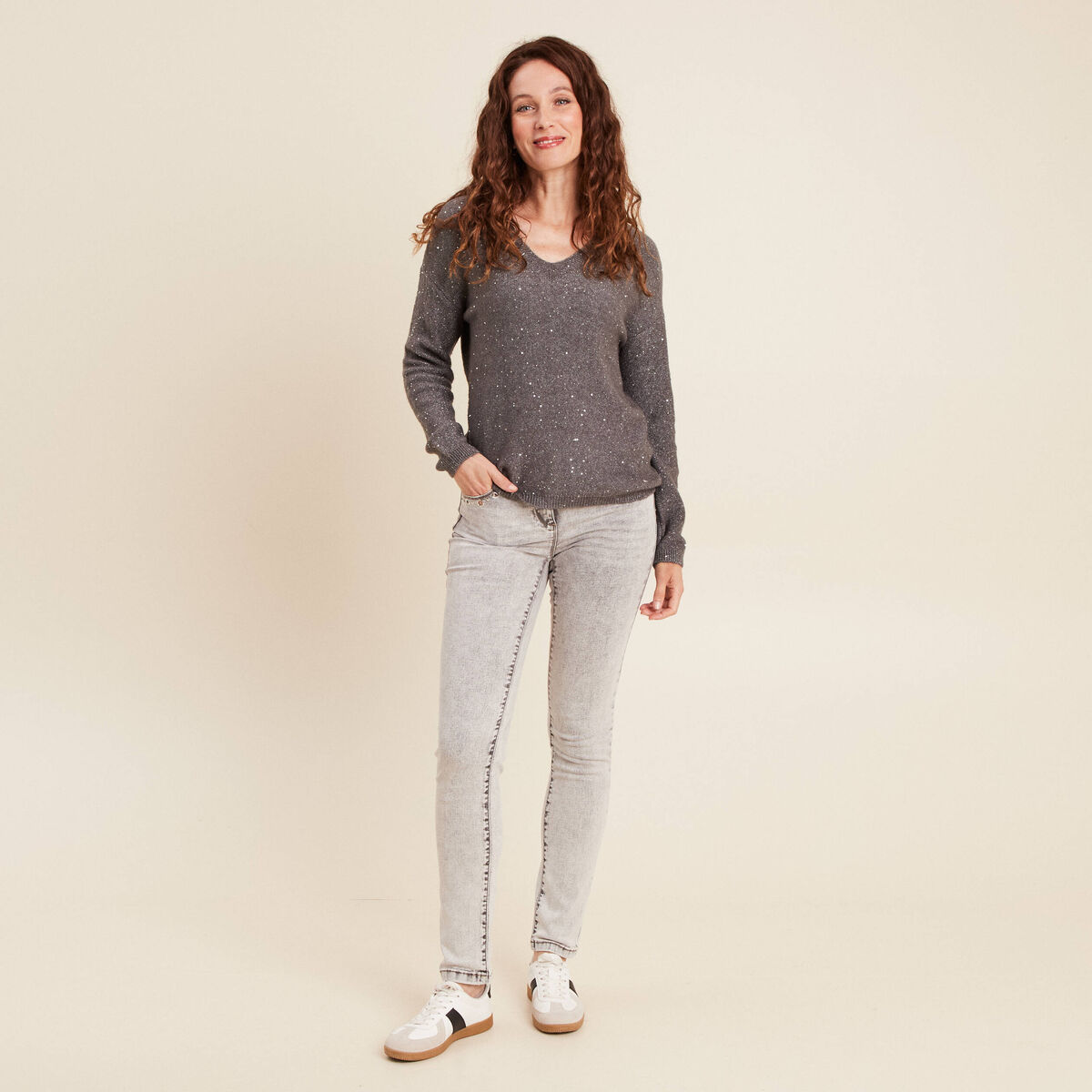 Pull col v manches longues &agrave; sequins gris fonc&eacute; femme