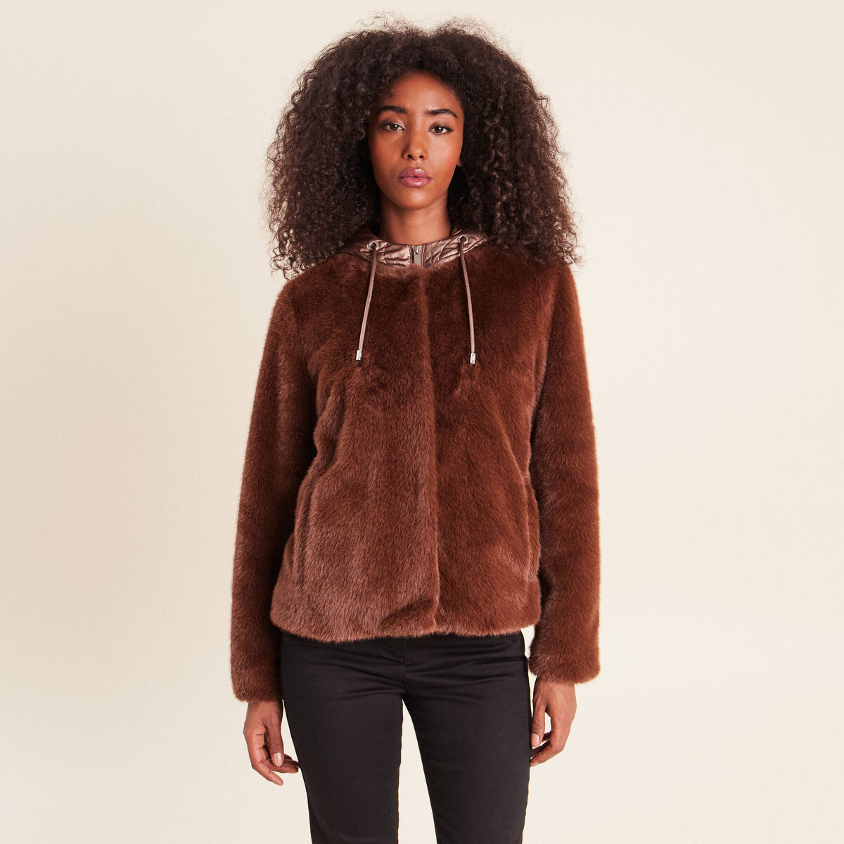 Manteau &agrave; capuche fausse fourrure marron fonc&eacute; femme