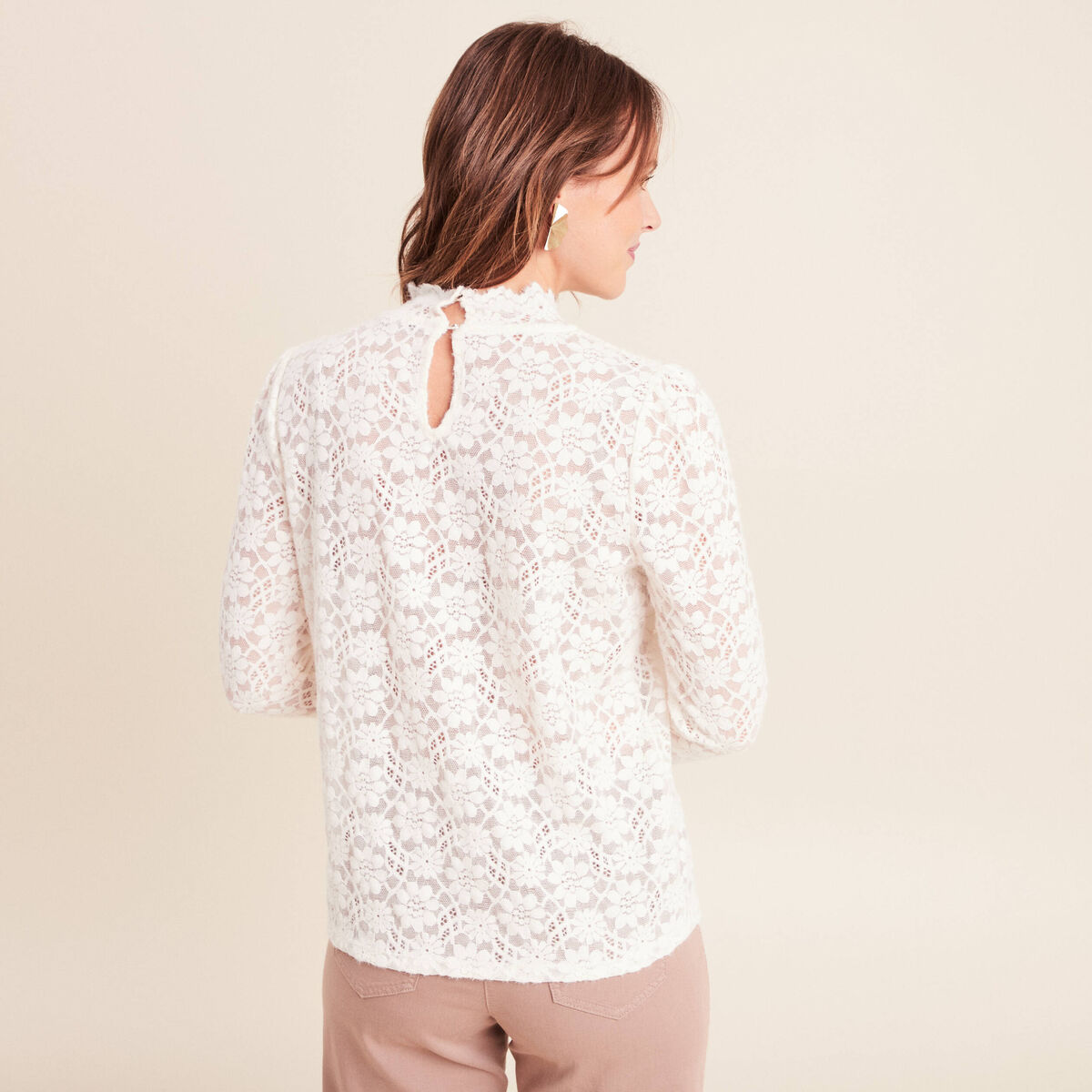 T-shirt cintr&eacute; col montant dentelle ecru femme