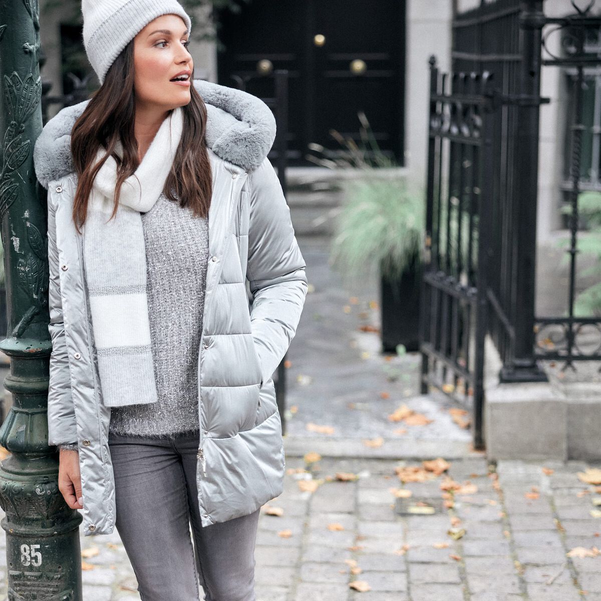 Doudoune droite &agrave; capuche gris clair femme