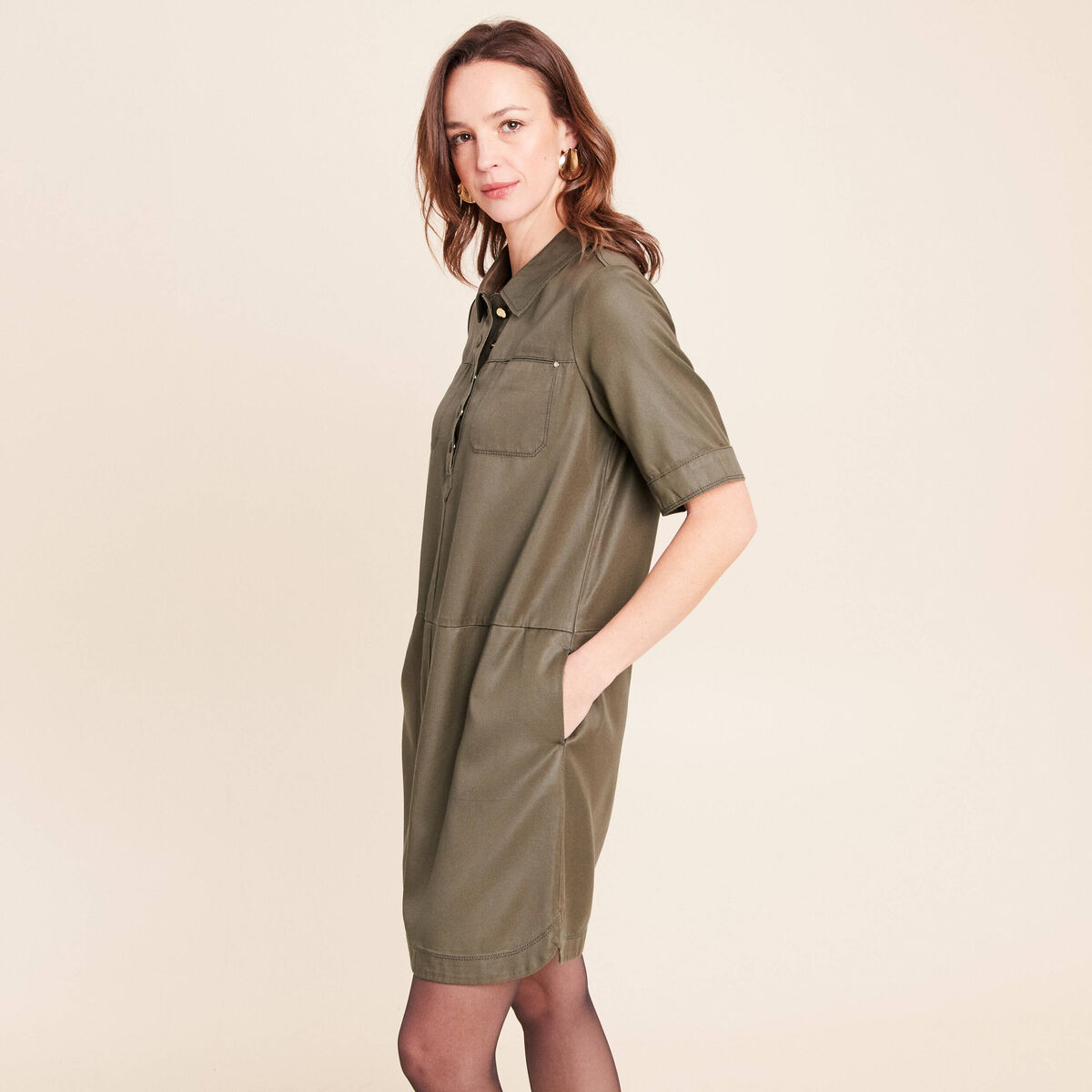 Robe droite courte enduite col chemise vert kaki femme