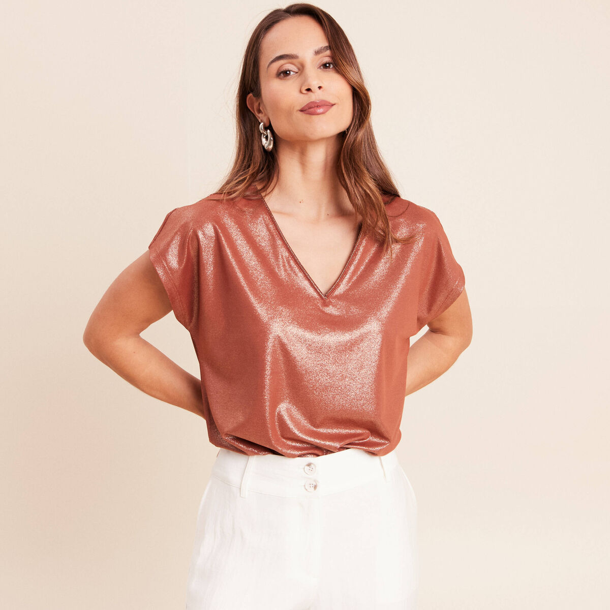 T-shirt col V manches courtes marron fonc&eacute; femme