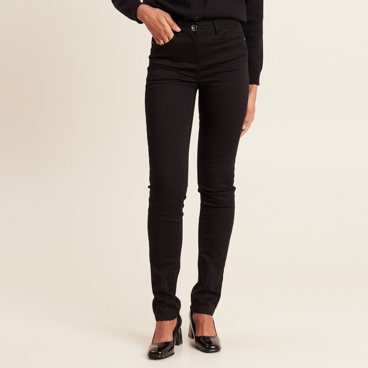 Jean coupe ajust&eacute;e long noir femme