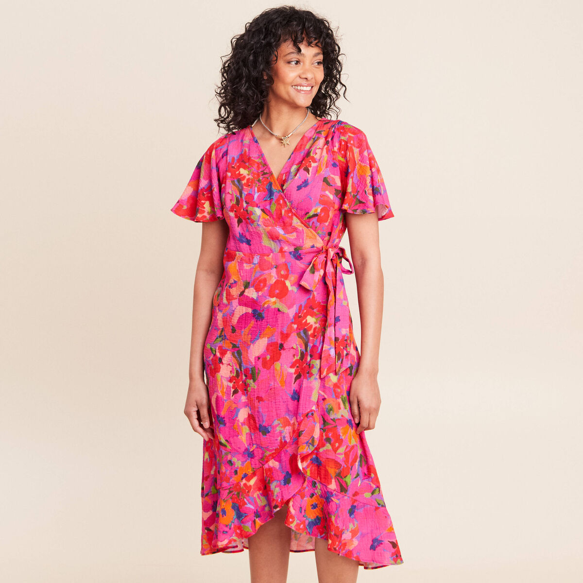 Robe courte &eacute;vas&eacute;e col v manches courtes rose femme