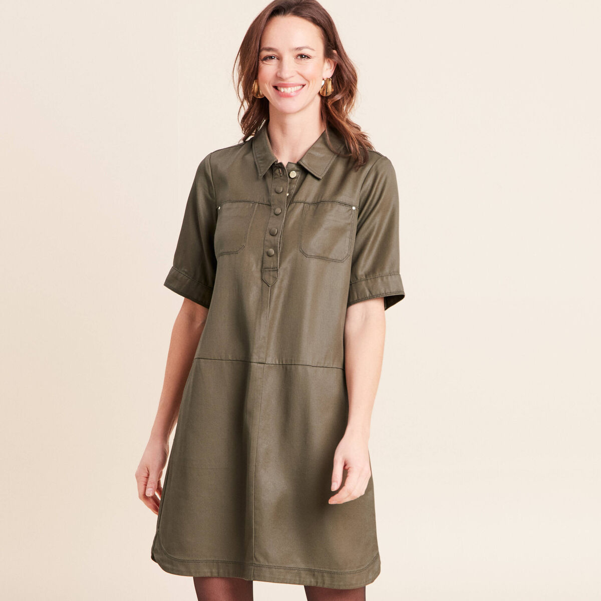 Robe droite courte enduite col chemise vert kaki femme