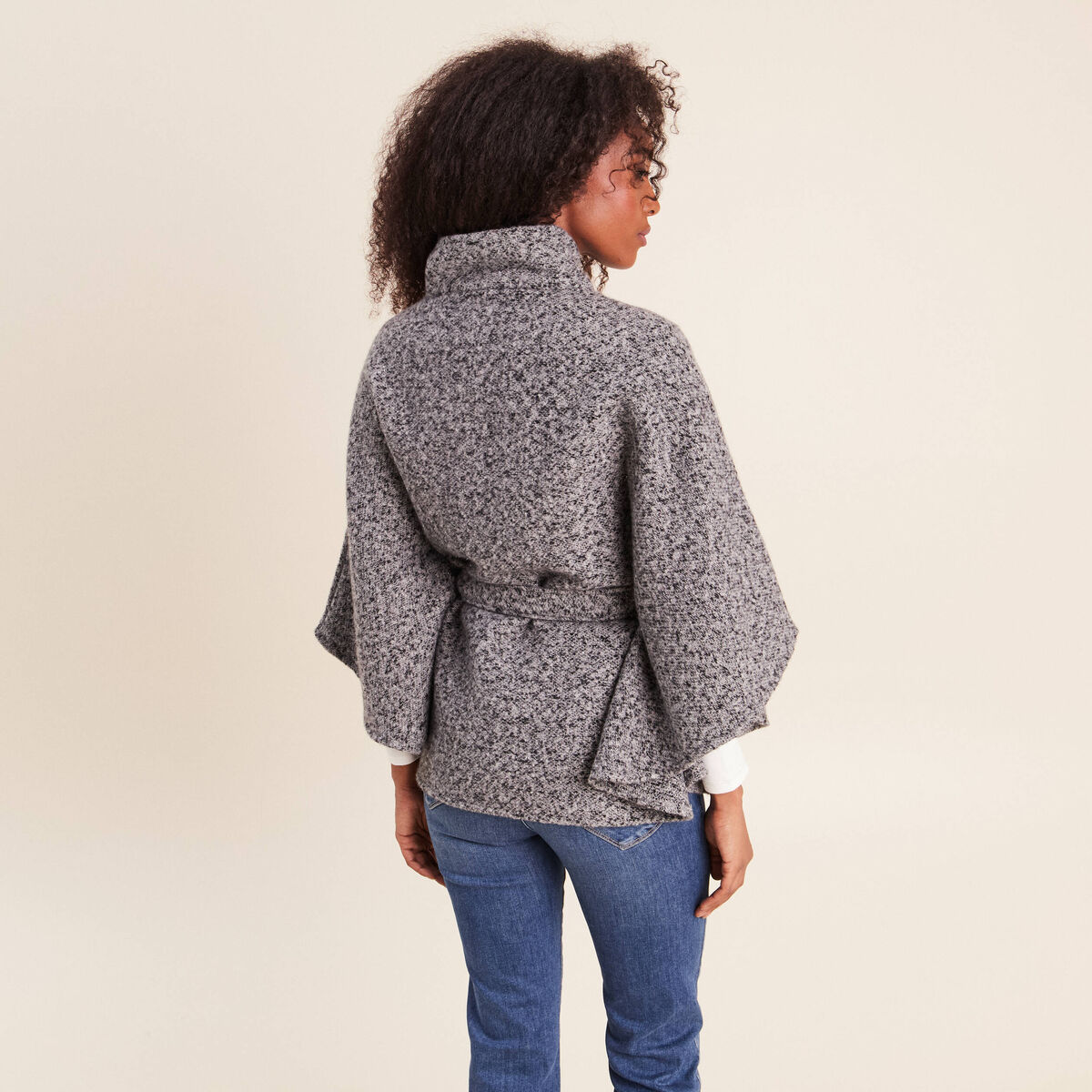 Poncho ceintur&eacute; gris clair femme