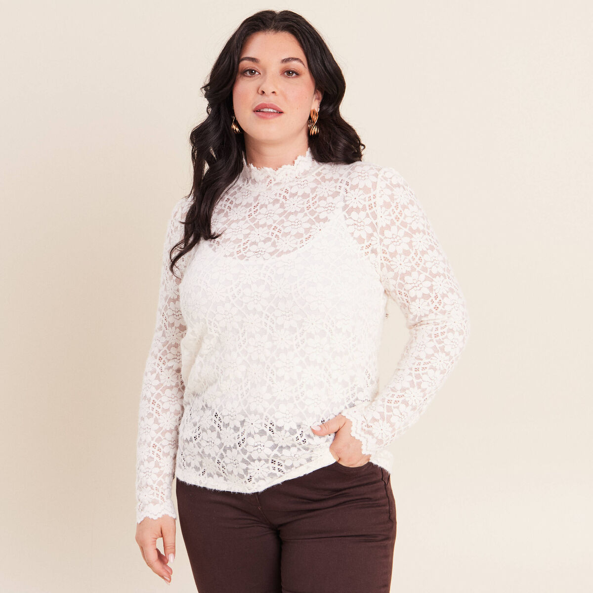 T-shirt cintr&eacute; col montant dentelle ecru femme