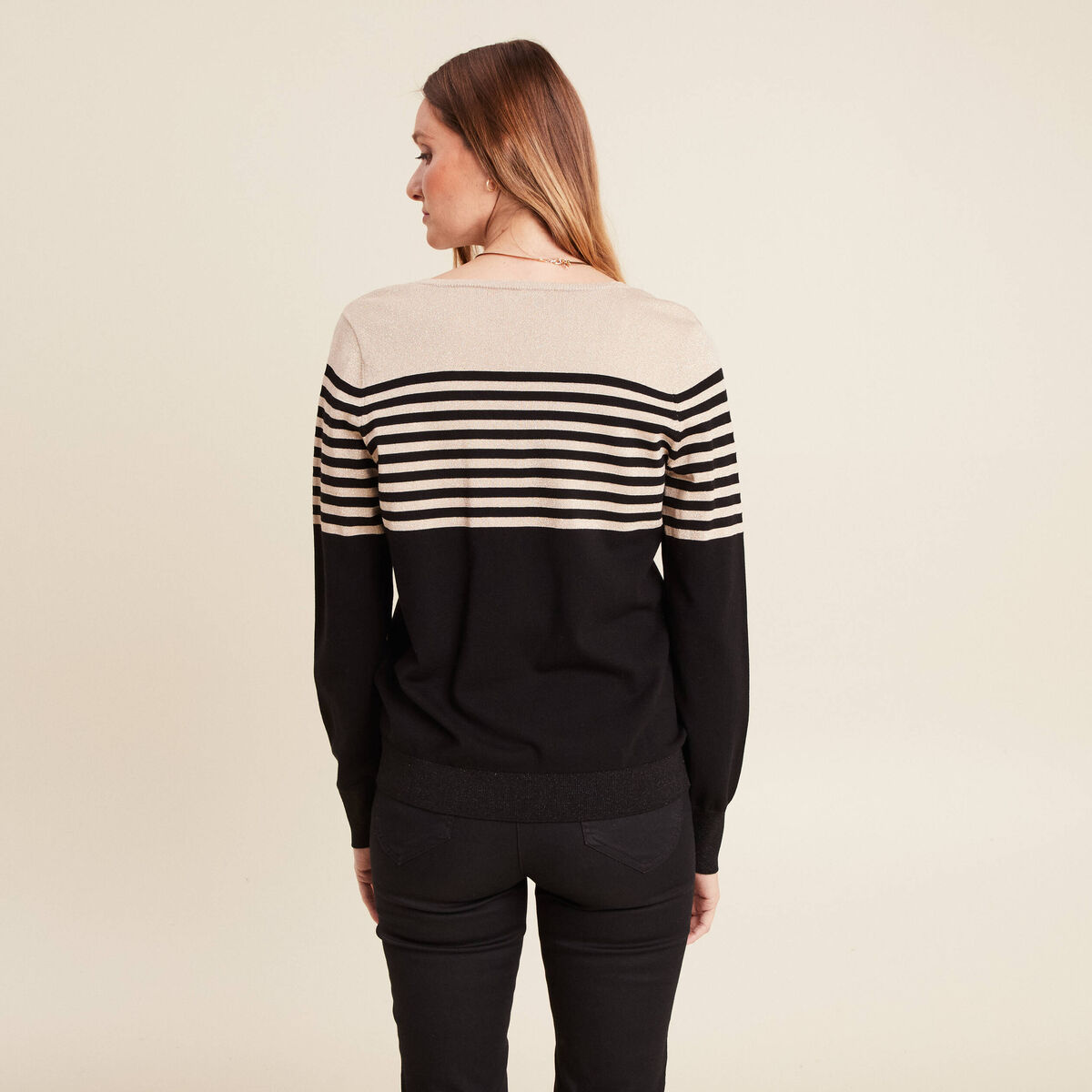 Pull ajust&eacute; col en V noir femme