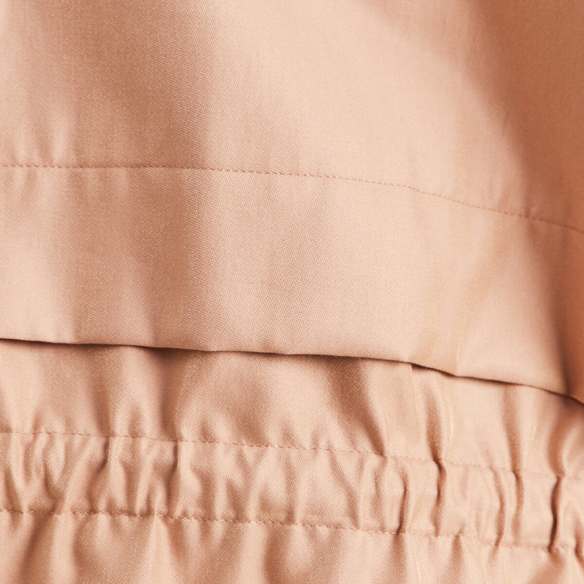 Parka ajust&eacute;e mi-longue brillante sable femme