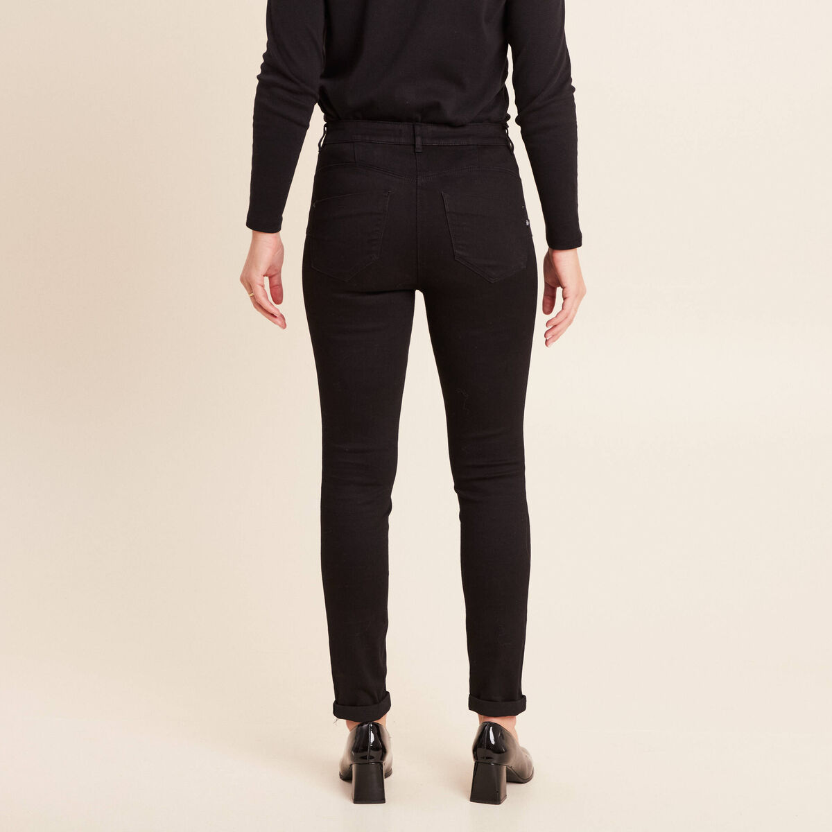 Jean coupe ajust&eacute;e 7/8&egrave;me noir femme