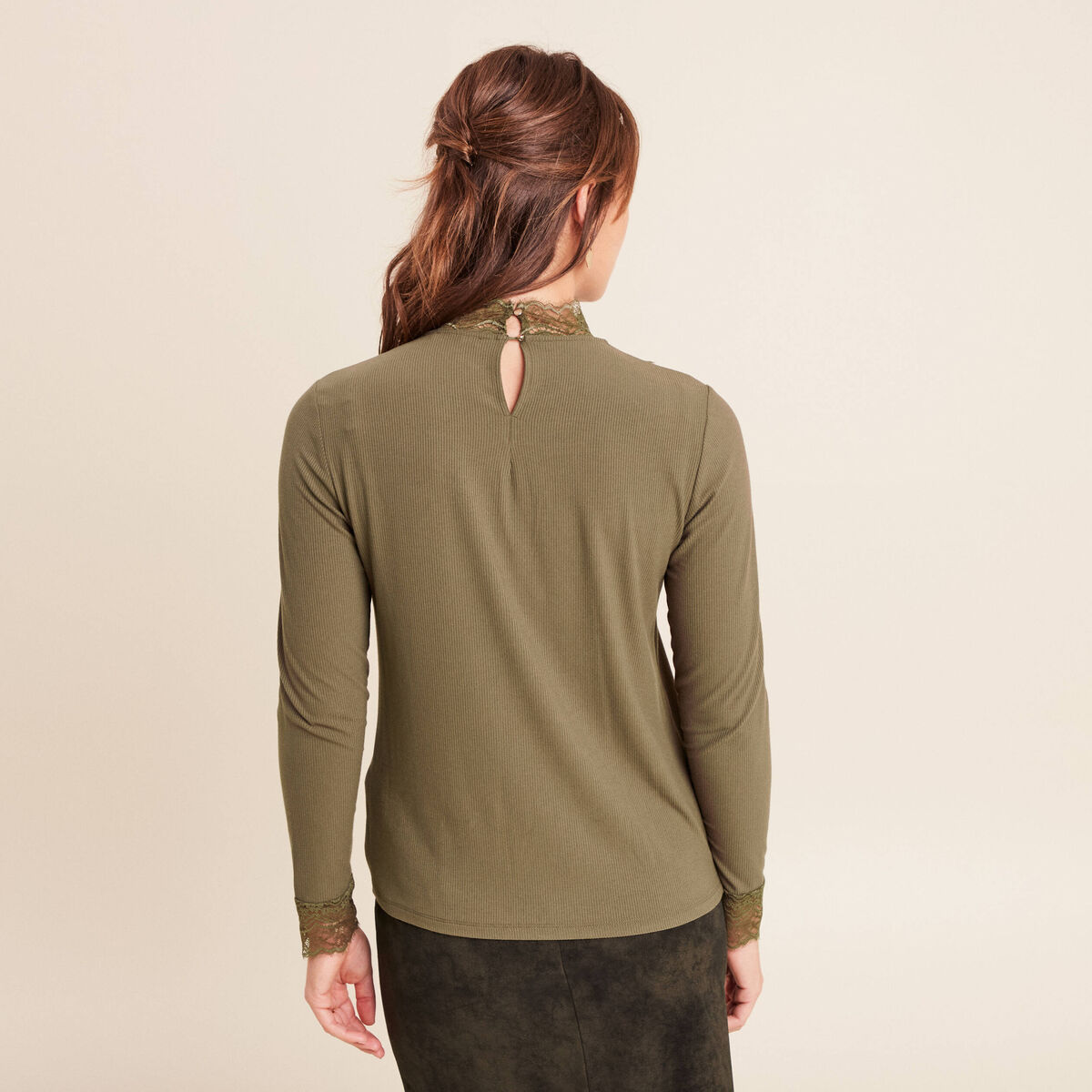 T-shirt cintr&eacute; col montant dentelle vert kaki femme