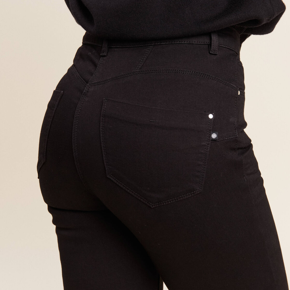 Jean coupe ajust&eacute;e long noir femme