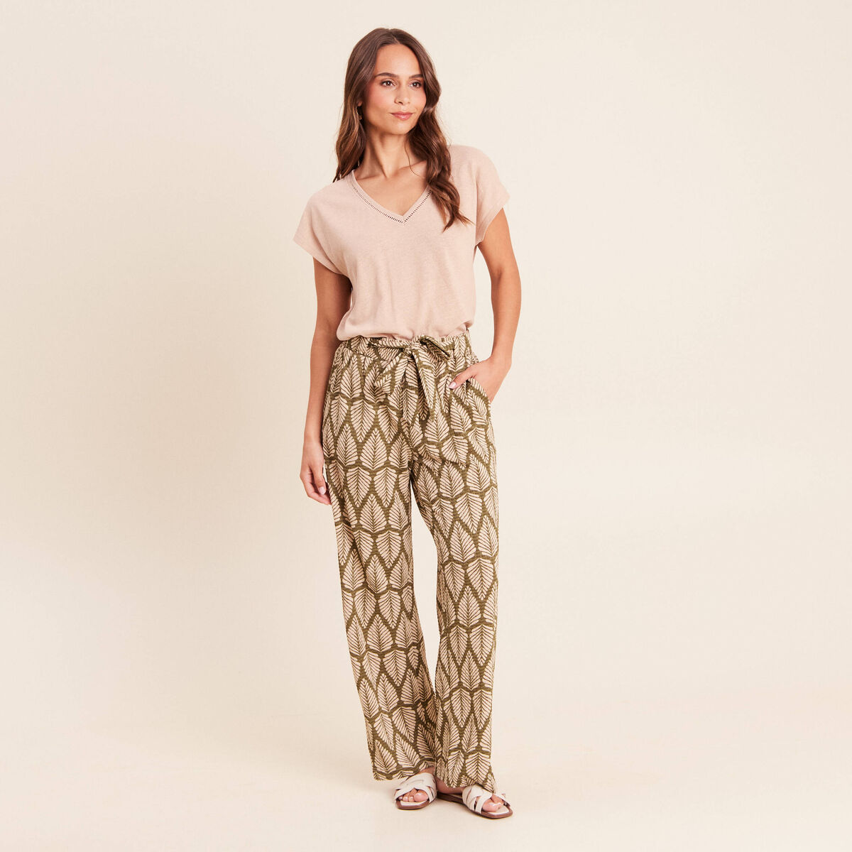 T-shirt col v manches courtes aspect lin sable femme