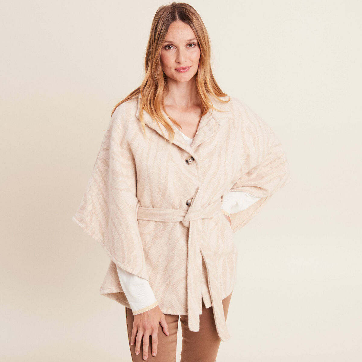 Cape boutonn&eacute;e et ceintur&eacute;e beige femme