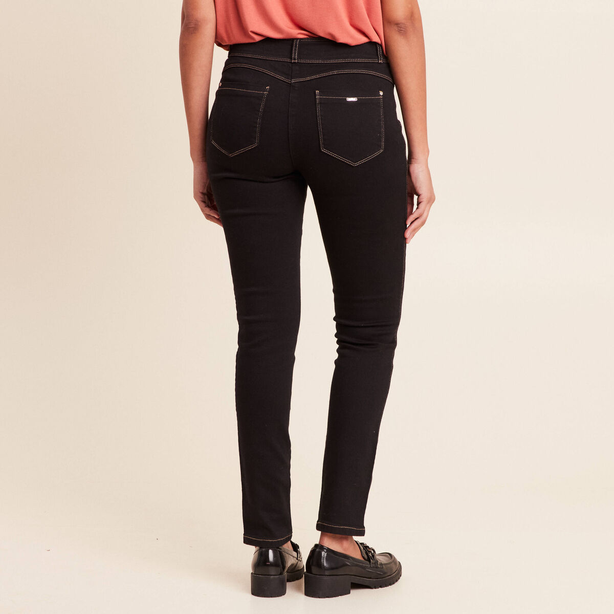 Jean ajust&eacute; taille haute longue noir femme