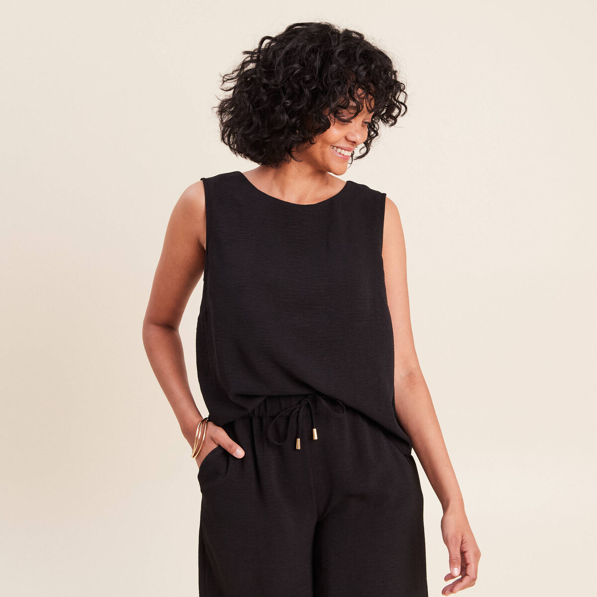 Blouse sans manches col rond fluide noir femme