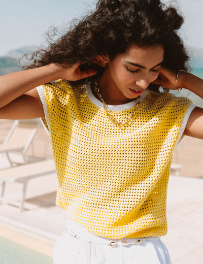 Pull ajour&eacute; sans manches col rond jaune pastel femme