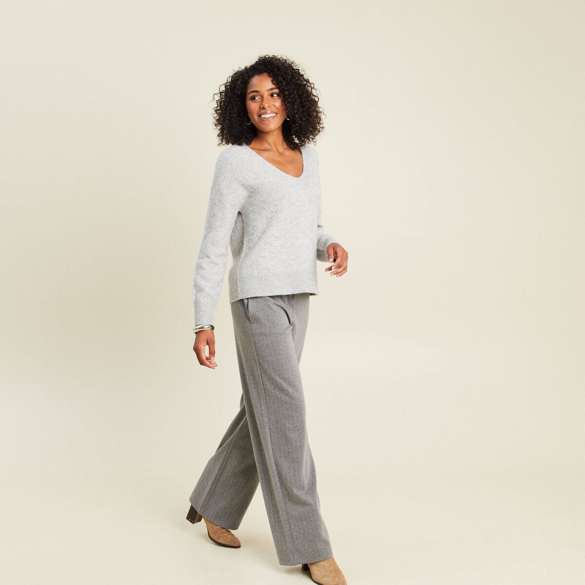 Pull col v &agrave; sequins gris clair femme