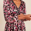 Robe courte &eacute;vas&eacute;e col v manches longues rose femme