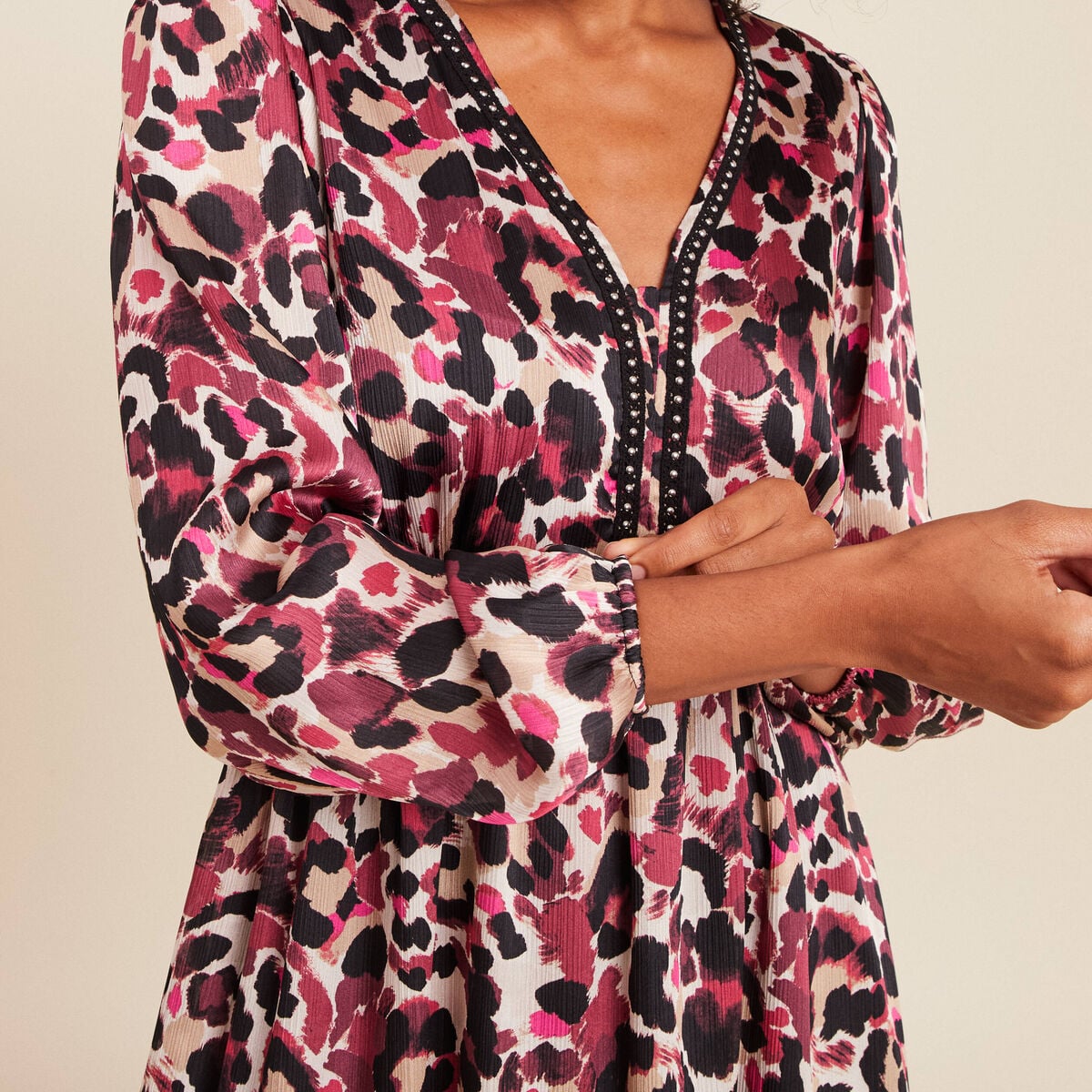 Robe courte &eacute;vas&eacute;e col v manches longues rose femme