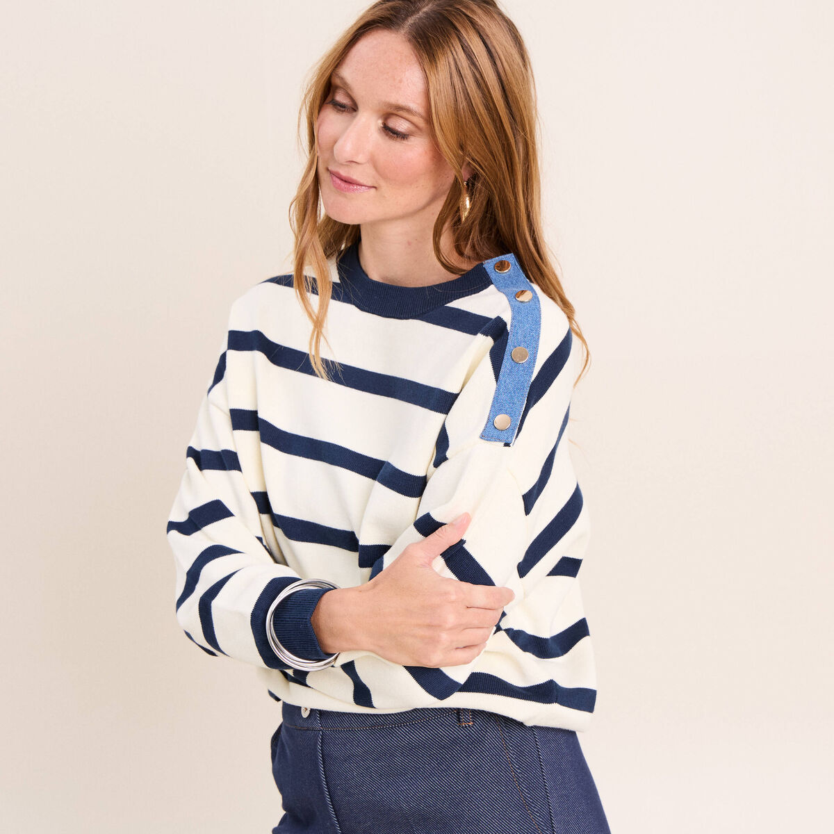 Pull avec d&eacute;tails de boutons bleu femme