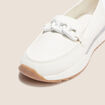 Mocassins d&eacute;tail cha&icirc;ne blanc femme