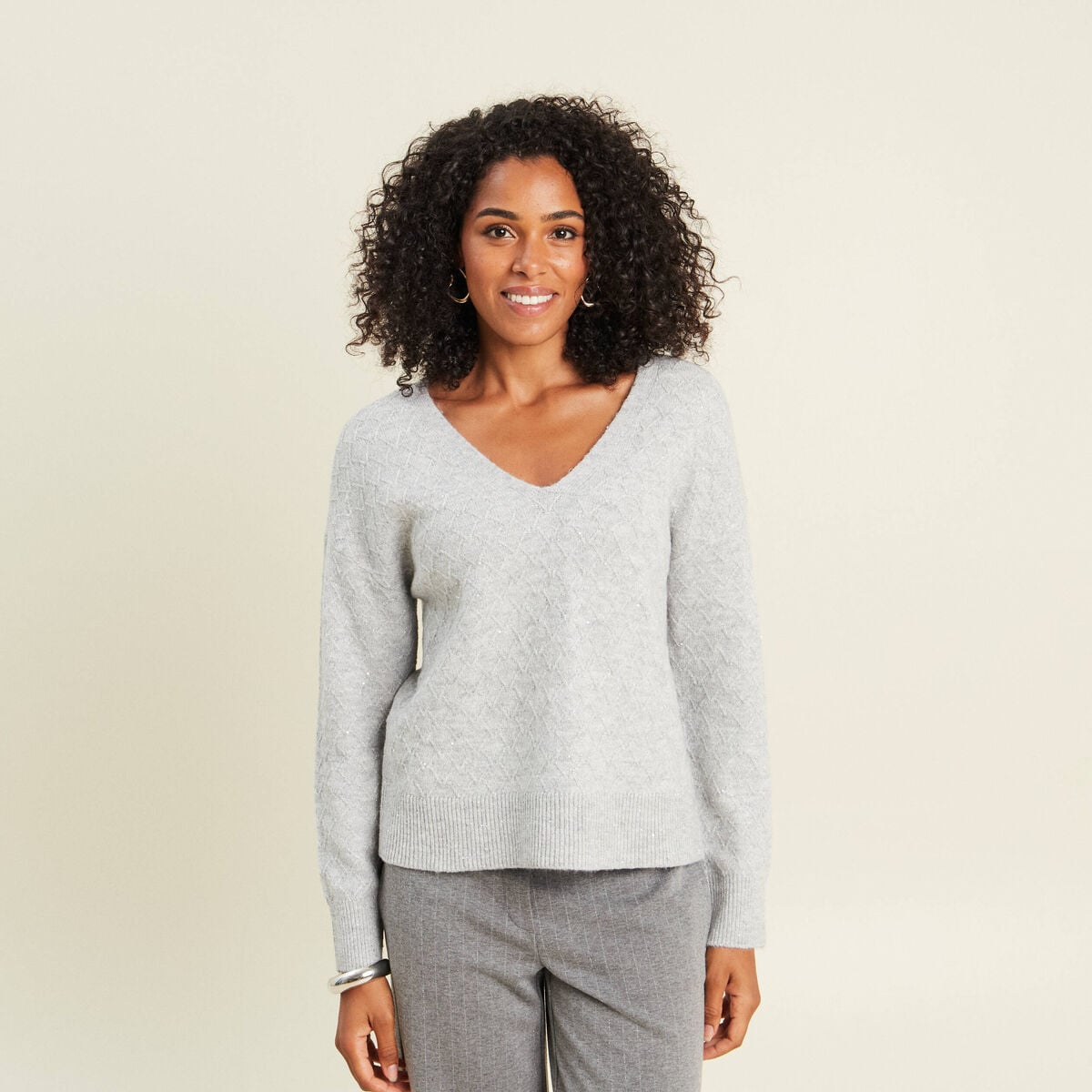 Pull col v &agrave; sequins gris clair femme