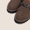 Mocassins avec cha&icirc;ne aspect daim marron femme