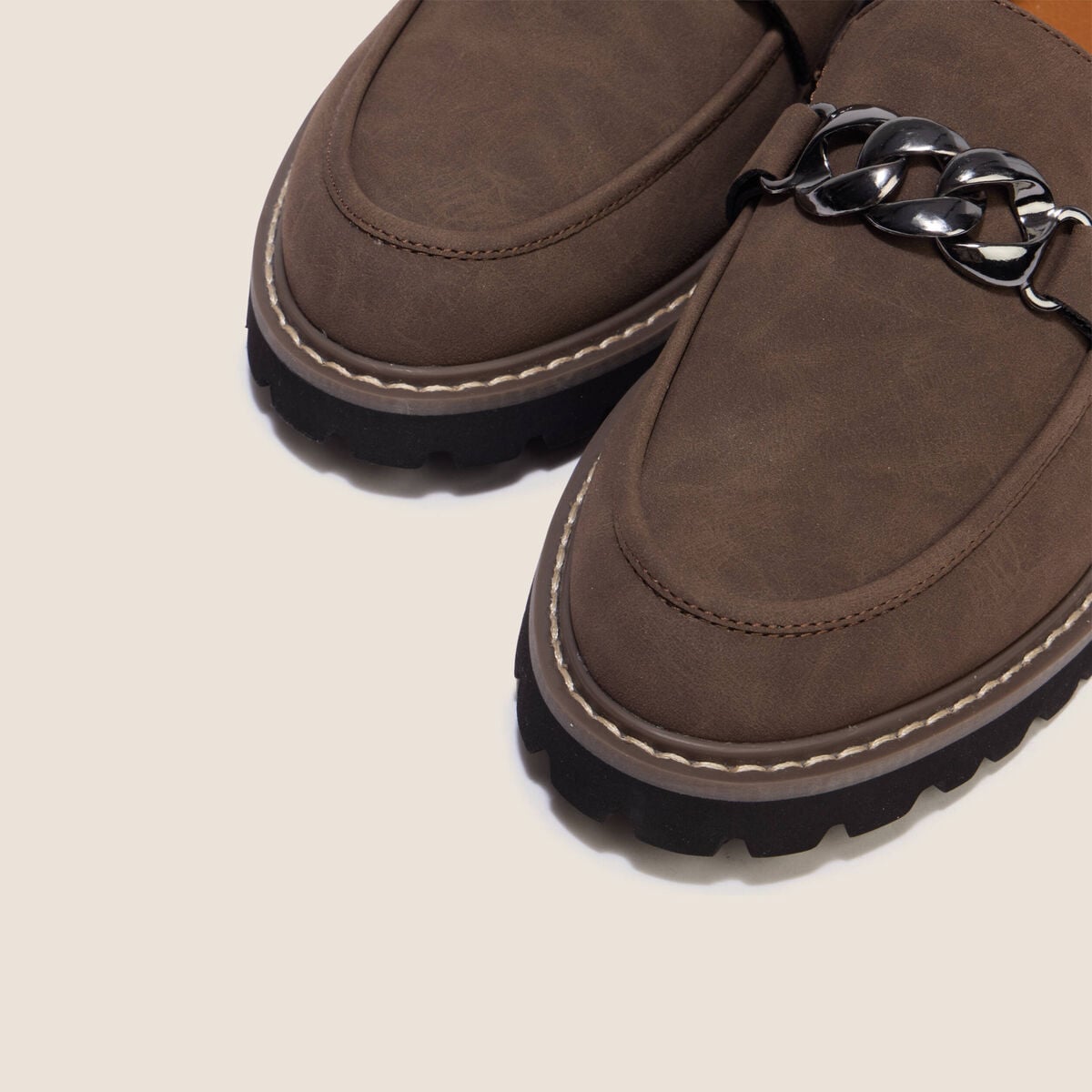 Mocassins avec cha&icirc;ne aspect daim marron femme