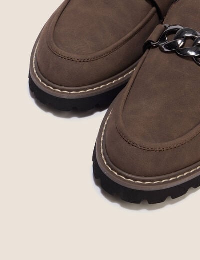Mocassins avec cha&icirc;ne aspect daim marron femme