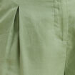 Short droit à pinces vert olive femme