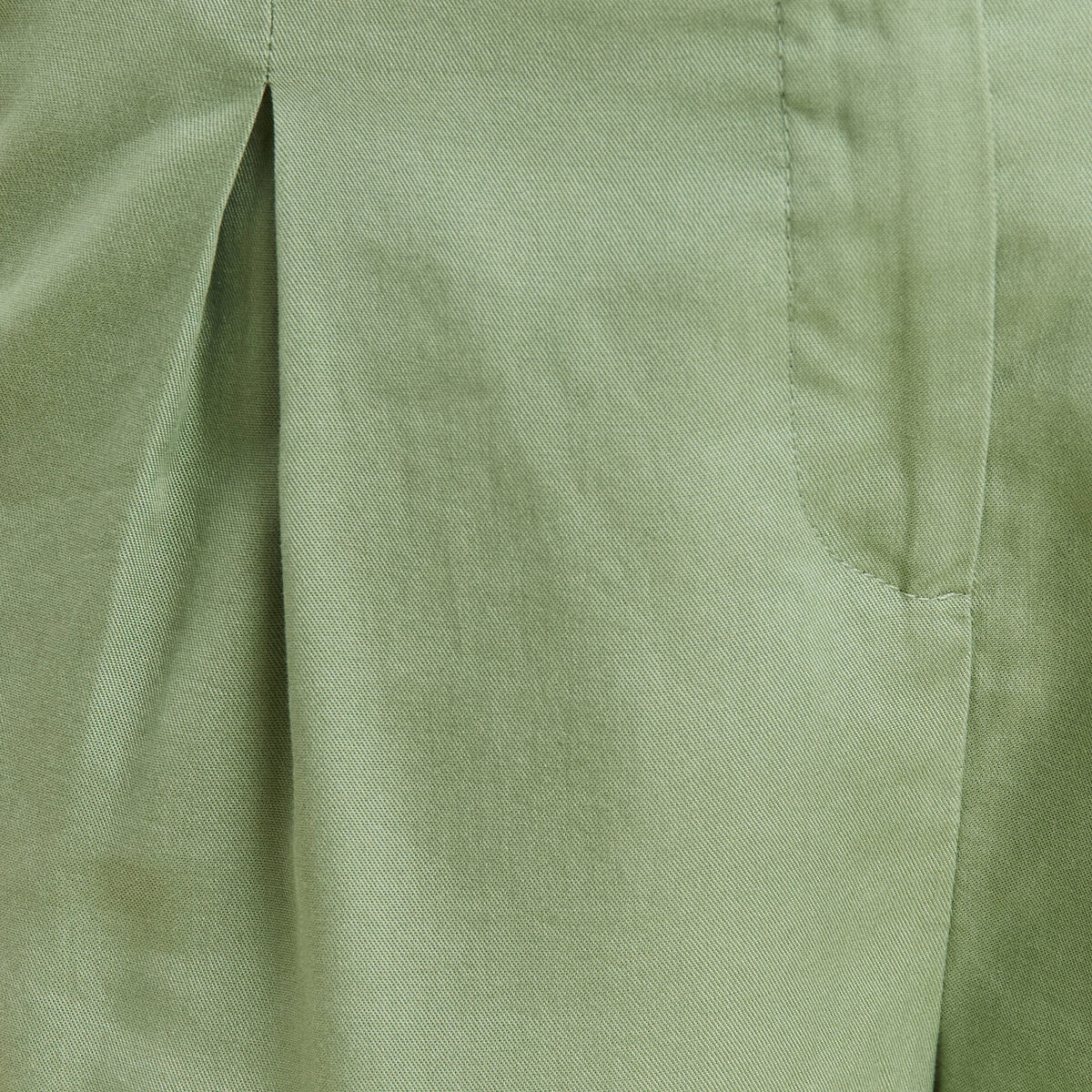 Short droit à pinces vert olive femme