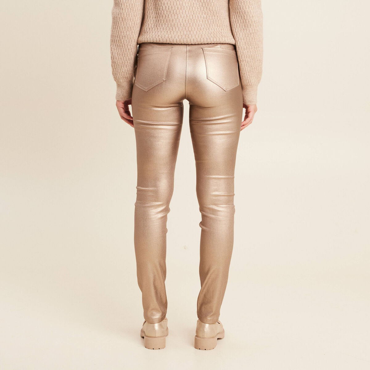 Pantalon ajust&eacute; enduit &agrave; pont taupe femme