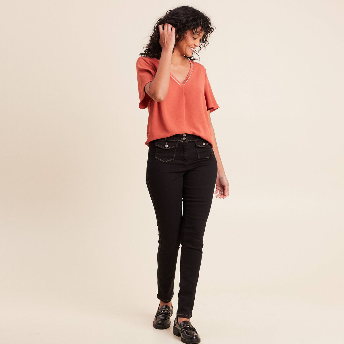 Jean ajust&eacute; taille haute longue noir femme