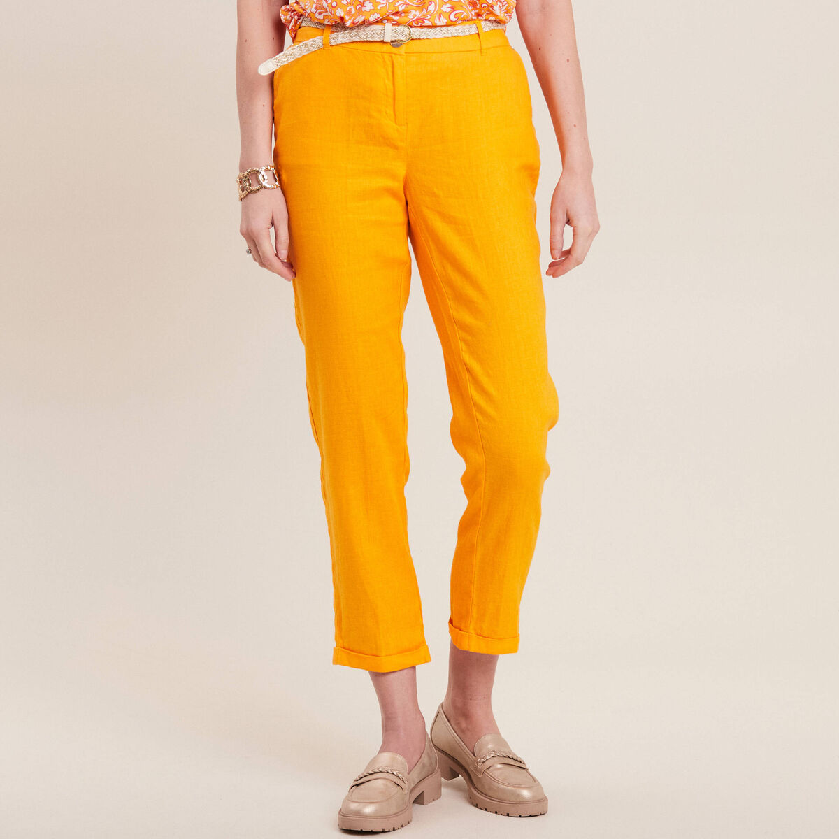 Pantalon coupe chino en lin ceintur&eacute; jaune or femme