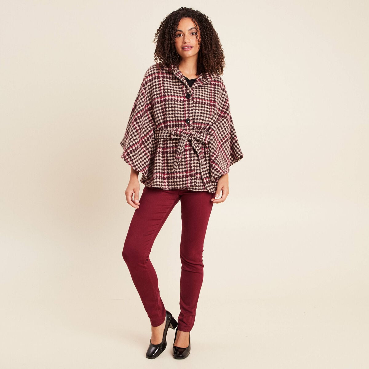 Poncho ceintur&eacute; boutonn&eacute; bordeaux femme
