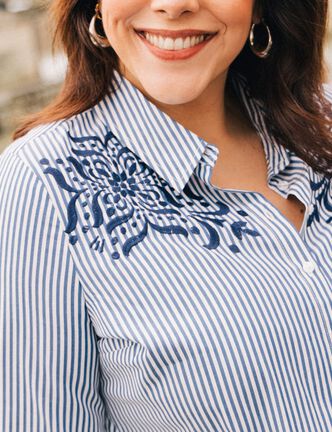 Chemise manches longues brodée bleu femme